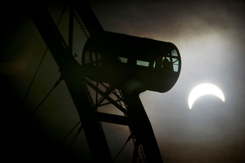 El eclipse parcial junto a la noria Singapore Flyer. Foto: Wong Maye-E/AP